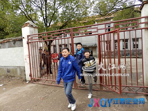 開學(xué)日施工方鎖大門 因校方拖欠125萬元工程款