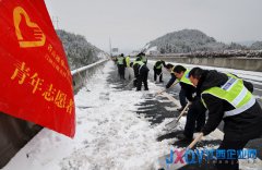 冰天雪地溫情濃銅鼓收費(fèi)所全力抗冰除雪保暢通