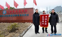 車壞困高速饑寒交迫  銅鼓所免費(fèi)服務(wù)送溫暖