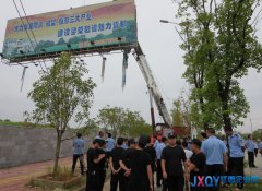 景德鎮(zhèn)：城管拆除景北大道兩塊高立柱廣告牌