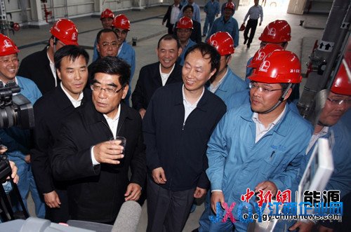 中石化董事長考察污水處理 拿起半杯處理水喝盡