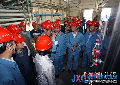 中石化董事長考察污水處理 拿起半杯處理水喝盡