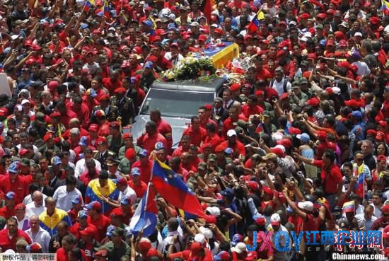 當?shù)貢r間3月6日，委內瑞拉首都加拉加斯，汽車載著查韋斯的靈柩，緩緩通過加拉加斯街道。數(shù)萬民眾在街頭向“總司令”查韋斯告別，查韋斯的靈柩將被運到首都的軍事學院。