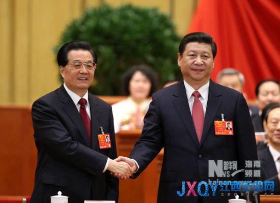 胡錦濤與習近平親切握手，表示祝賀。