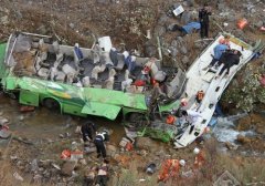 云南客車翻下60米山溝 已致13人遇難15人受傷