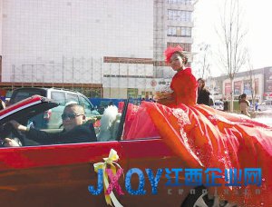 婚慶搞怪宣傳：黑人“漂亮新娘”跑車游街(圖)