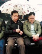 地鐵乘客打傘為入睡妻子擋冷風(fēng)(圖)
