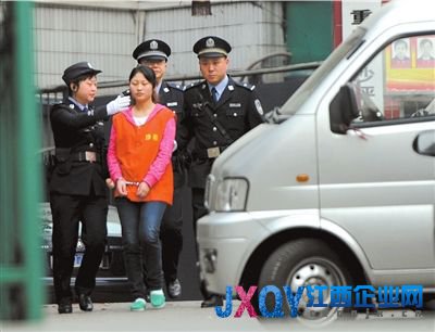 3月22日，周克華的女友張貴英被警察從重慶沙坪壩區(qū)看守所帶出。新華社發(fā)