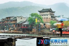 鳳凰古城終結(jié)免票時(shí)代 媒體疑148元門票合理性