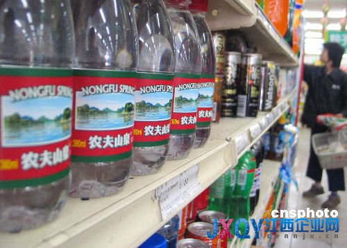 農(nóng)夫山泉頻陷“質(zhì)量門” 網(wǎng)友：農(nóng)夫山泉有點(diǎn)懸