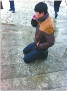 男生雪地跪兩小時(shí)求女友原諒 不理路人勸說(shuō)(圖