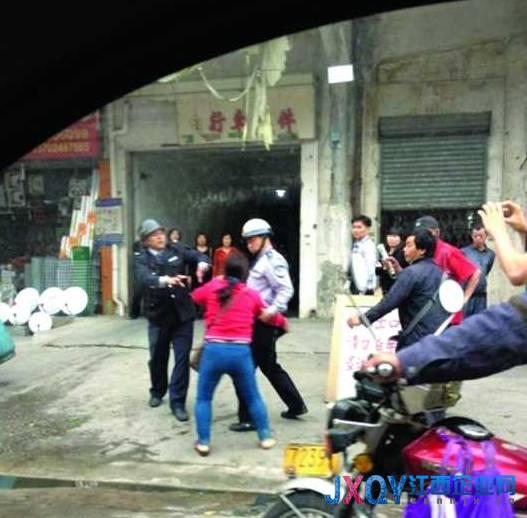 廣東順德城管遭女販打3分鐘不還手 自稱很弱勢