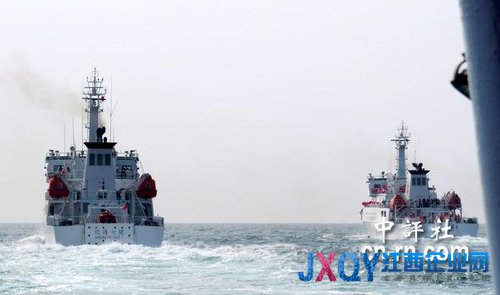 “海巡”新加入2艘船艦，在高雄外海進行操演。（中評社倪鴻祥攝）