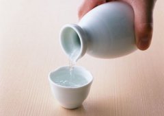 央視曝光酒企酒精勾兌白酒 業(yè)內(nèi)人士質(zhì)疑央視誤