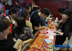 金價暴跌 南昌市民搶金&ldquo;擠破頭&rdquo;