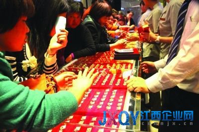 南京金店為應對市民搶購從外地空運黃金(圖)