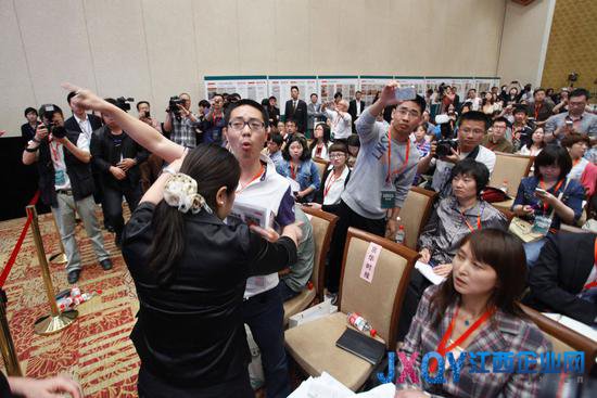 農(nóng)夫山泉發(fā)布會火藥味十足 記者被叫滾(組圖)
