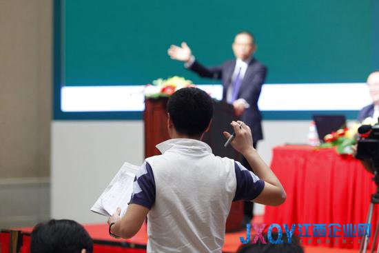 農(nóng)夫山泉發(fā)布會火藥味十足 記者被叫滾(組圖)