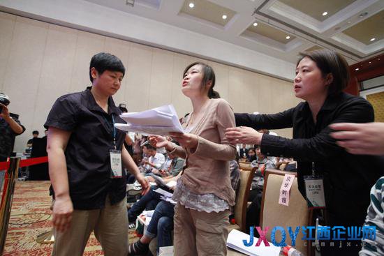 農(nóng)夫山泉發(fā)布會火藥味十足 記者被叫滾(組圖)