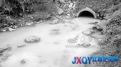 工業(yè)園區(qū)附近惡臭熏天 村民質疑企業(yè)廢水直排贛