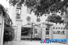 幼兒園刷墻噴漆氣味刺鼻家長擔(dān)憂 鐵路藝術(shù)幼兒