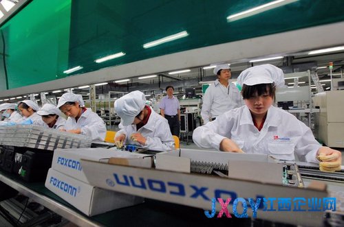 美調(diào)查顯示富士康工作條件改善 仍存在非法加班