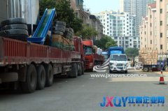 南昌一小區(qū)門口貨車橫行霸道 私車無奈見縫插針