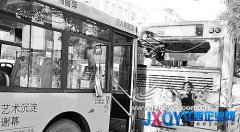 公交追尾 玻璃碎了一地沒(méi)人管[圖]