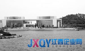 連云港連云區(qū)政府大樓掛企業(yè)牌 多名官員兼職