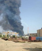 大連一石油廠發(fā)生爆炸 黑色油點(diǎn)濺落滿地