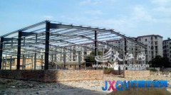 千余平方米鋼棚&ldquo;死而復(fù)活&rdquo; 執(zhí)法人員稱將再次