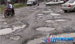 路面似蜂窩 堪比蜀道難