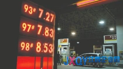 7月1日晚，四川成都錦華路殼牌加油站早已在售98號(hào)汽油 成都商報(bào)攝影記者鮑泰良