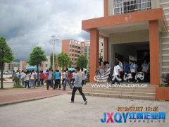 這么熱的天還要補(bǔ)課 怎么受得了？尋烏中學(xué)被學(xué)