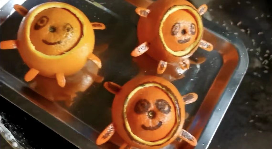 萍鄉(xiāng)果農手工制作臍橙版冰敦敦為奧運健兒加油