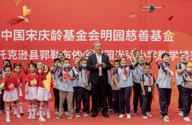 馬明哲為吐魯番明園學校揭牌   持續(xù)助力鄉(xiāng)村教育振興