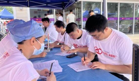 感謝您 獻(xiàn)血者&mdash;&mdash;平安人壽上饒中支積極參加上饒市保險(xiǎn)業(yè)第十三次參加無償獻(xiàn)血活動(dòng)